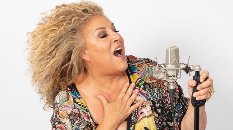 Marianne James en train de chanter face au micro