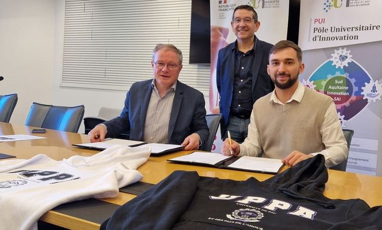 Signature entre l'Université de Pau et des Pays de l'Adour représenté par Laurent Bordes et Christophe Derail, avec l'autoentrepreneur Mogamed-Emin Gaziev pour l'utilisation de la licence UPPA.