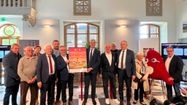 Le préfet et le président du Conseil départemental du Gers entourés des élus et la mascotte des JO