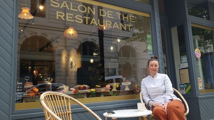 Julie Comte Gabillon, la gérante de Suzani, le salon de thé, restaurant et boutique d'art, devant sa vitrine, à Pau.
