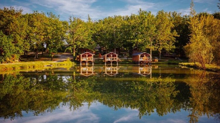 Une vue du lac et des cabanes lacustres en pleine nature