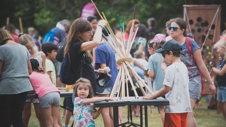 Des jeux en bois lors du festival Eté des Mômes en 2023.