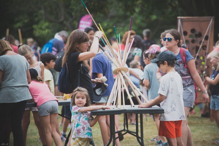 Des jeux en bois lors du festival Eté des Mômes en 2023.