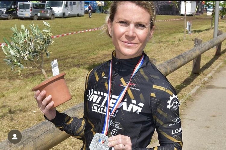 Marion qui vient de recevoir le titre de vice-championne de France VTT à Levens