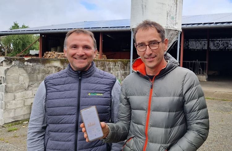 Laurent Capdevielle, développeur commercial Erasolis, et Bernard Joan, exploitant agricole ayant installé une centrale phoovoltaïque dans son exploitation.