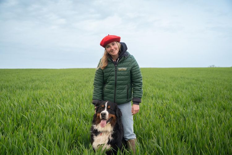 Orane et son Bouvier-Bernois dans un champ de blé de l'exploitation familiale