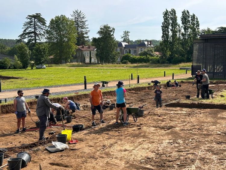 Des personnes en train de participer aux chantiers de fouilles organisés sur le site d'Elusa