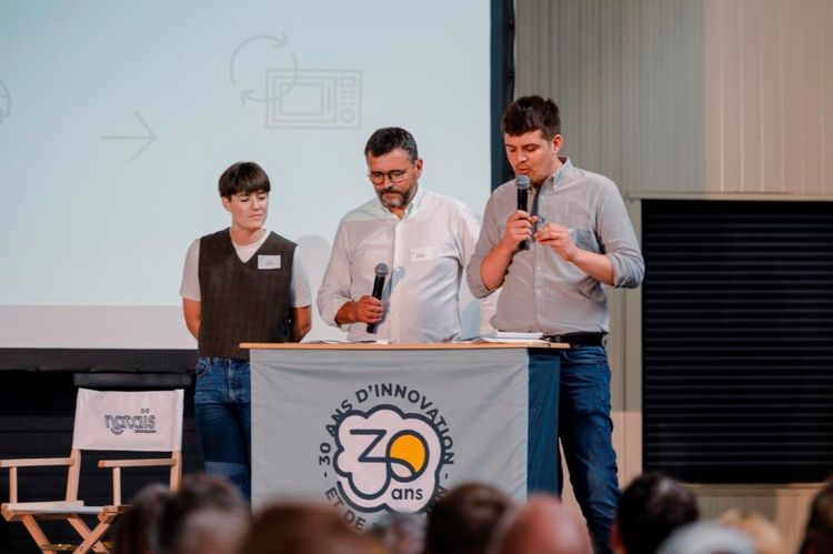 Celia, Michael et Jonah Ehmann lors du discours d'inauguration du nouveau bâtiment bioclimatique