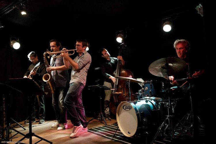 Les musiciens de Ton Ton Salut Jazz Unit Stet sur scène lors d'un concert