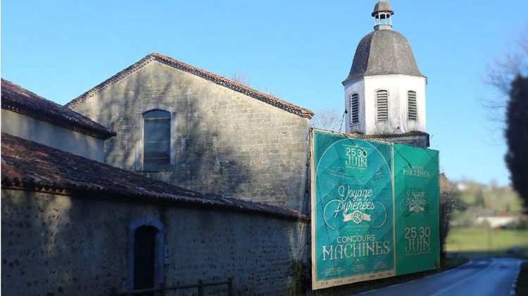 L'annonce du Concours de machines sur un immense panneau à l'Abbaye de l'Escaladieu