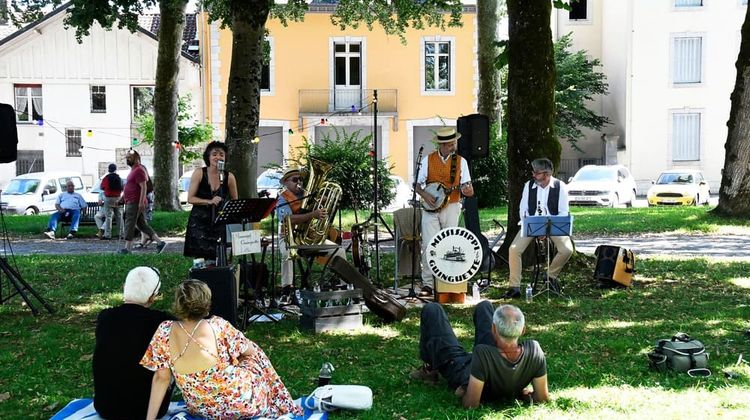Un groupe de jazz joue à l'occasion du festival des Rives et des notes, à Oloron.