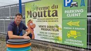 Julien Pungier, gérant de la Ferme Moutta, avec l'un de ses produits.