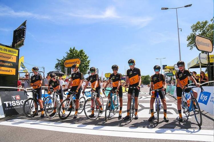 L'équipe Continental cadets/junior, qui réunit des jeunes inscrits dans des clubs de cyclisme locaux, mis en avant lors du Tour de France.