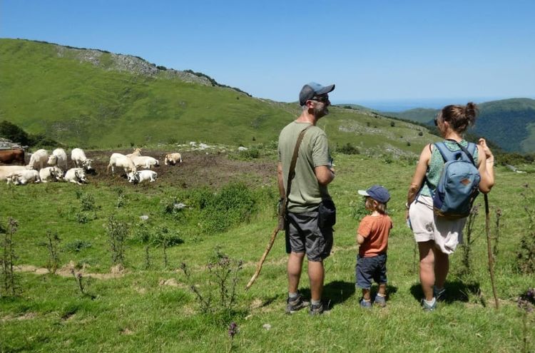 Une famille de randonneurs lors des Cabanes ouvertes.