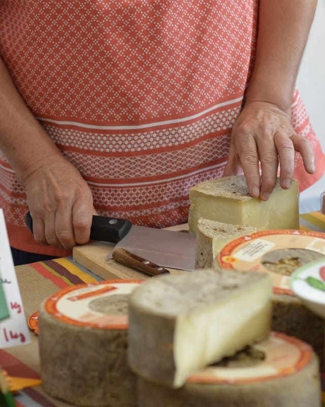 Plusieurs tommes de fromages AOP Ossau-Iraty.