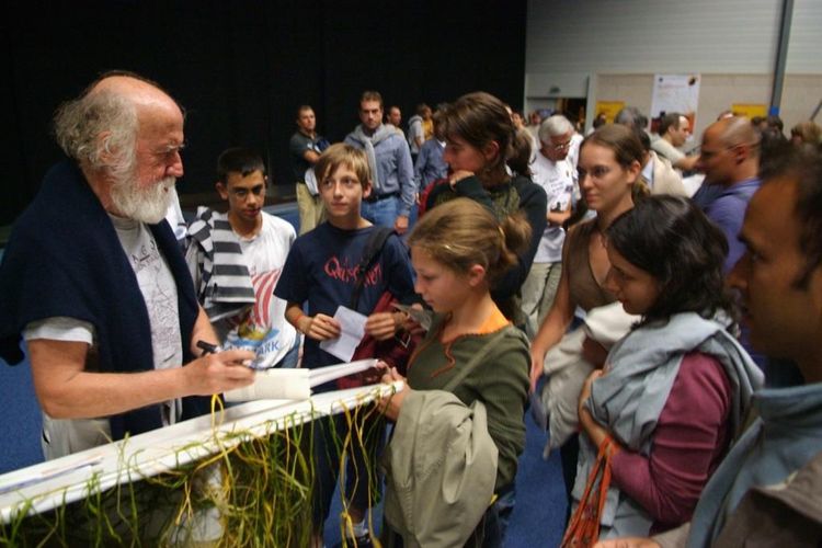 Hubert Reeves en train de signer des autographes à de jeunes festivaliers