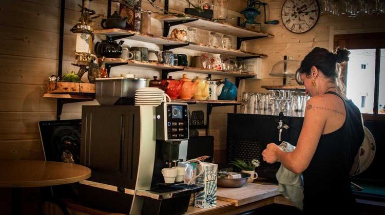 Célia Caumont, gérante de la Taverne de Pyrène, à Escot.