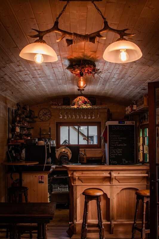 Le café-librairie La Taverne de Pyrène, à Escot.