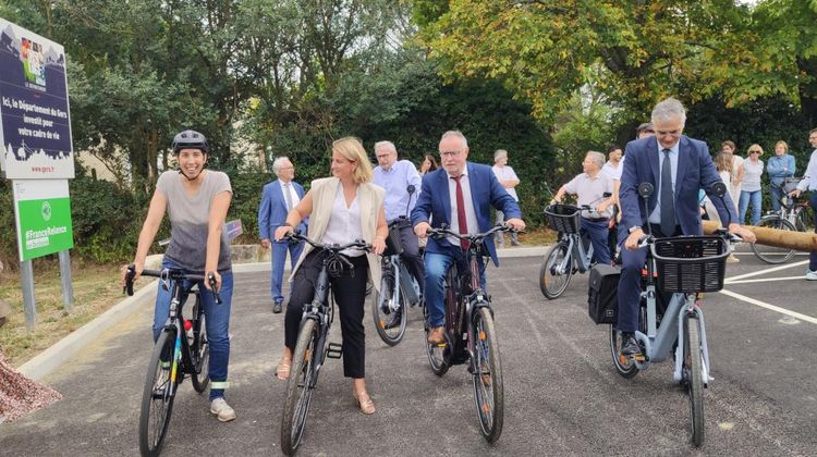 Florence Guillaume, Philippe Dupouy et Laurent Carrié sur un vélo, prêts à tester la piste cyclable