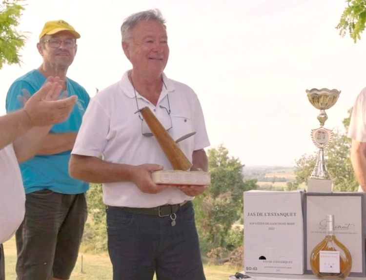 Henri Denot, d'Aire-sur-Adour, cinq fois champion du monde reçoit le trophée