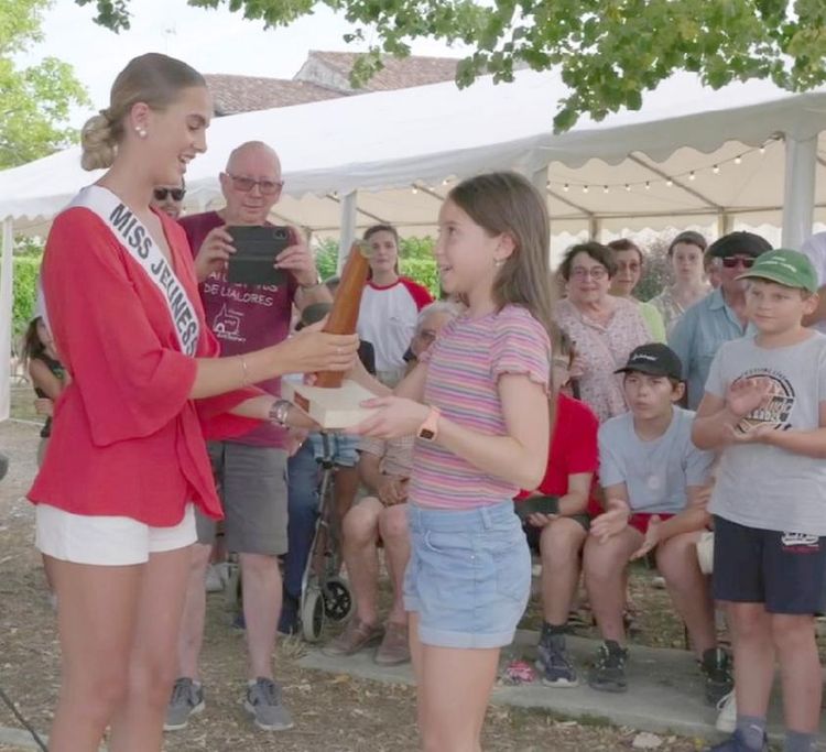 Une petite fille récompensée par Miss Jeunesse lors d'un précédent championnat