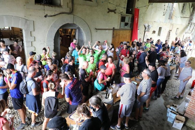 Des participants en train de déguster des vins de Saint Mont et des produits locaux des agriculteurs qui tiennent un stand