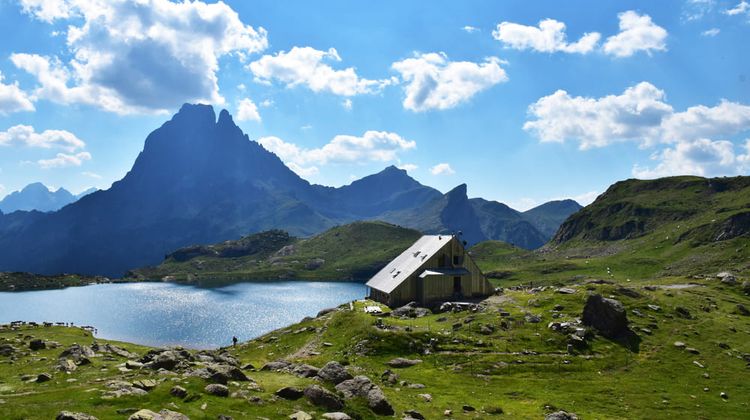 Le lac d'Ayous et son refuge, avec le Pic du Midi d'Ossau en arrière-plan. Crédit photo : Parc naturel des Pyrénées.