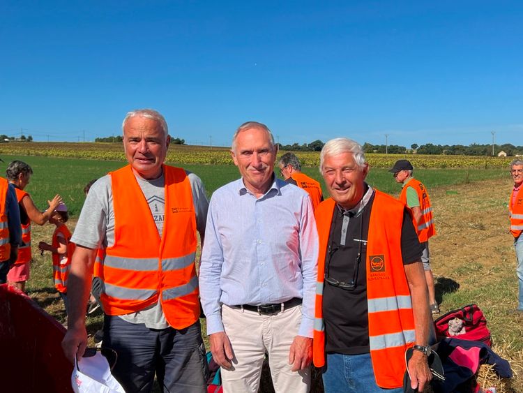 Laurent Talbot et Pierre Buffo de la Banque Alimentaire du Gers entourent William Vidal, président d'Ecocert