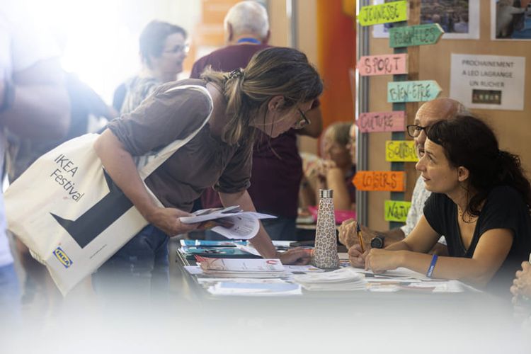 Une paloise prenant des renseignements lors du Forum des associations, au parc des Expositions de Pau. Crédit photo : Ville de Pau.