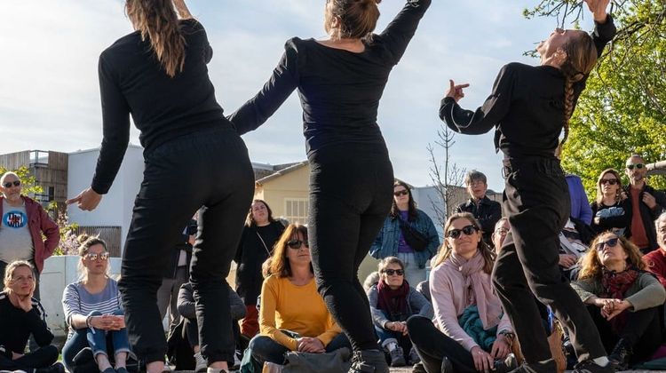 La compagnie Les Furtives présente son spectacle déambulatoire La baleine-cargo. Crédit photo : Nicolas Gauffreteau