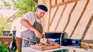 Thibault Lagoutte, le chef de l'Auberge de la Baquère à Préneron en train de cuisiner