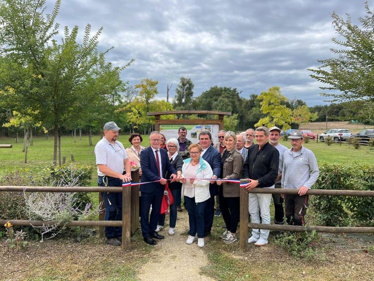 L'inauguration su sentier de la Baïse avec coupure du ruban par les officiels