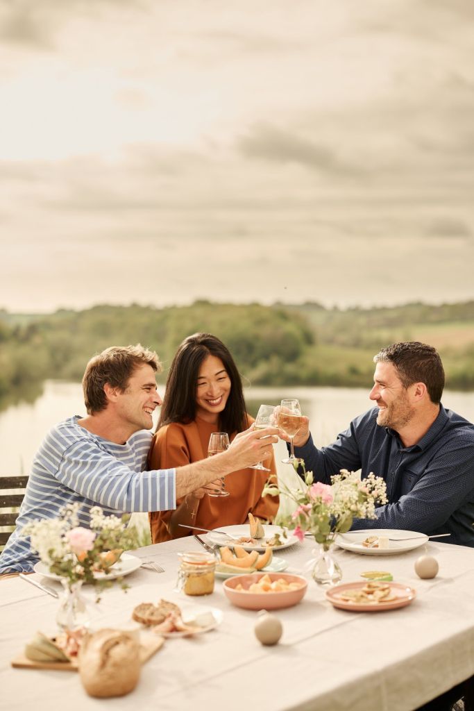 Jean et Lili de Montal en train de déguster leur armagnac avec leur œnologue Fabrice Saramon autour d'une jolie table et vue sur la campagne environnante