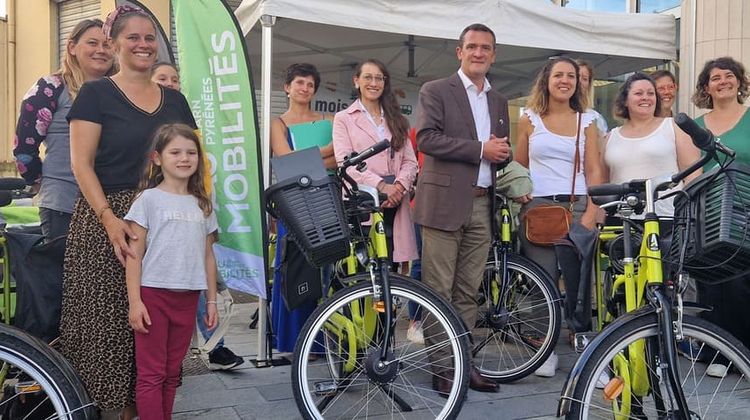 Patrice Laurent, président du syndicat mixte Pau Béarn Pyrénées Mobilités, entouré des participants du défi "Un mois sans voiture".