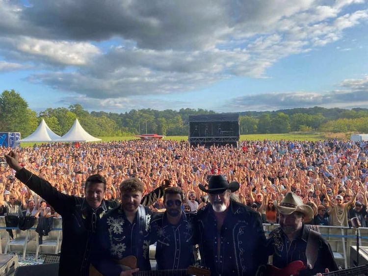 Le groupe de rock Béarnais les Bootleggers, en concert à Laàs.