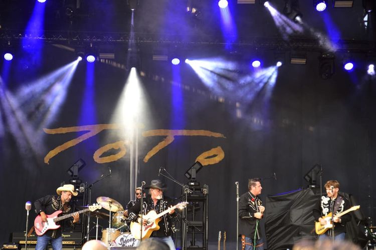 Le groupe de rock les Bootleggers, lors d'un concert à Laàs.