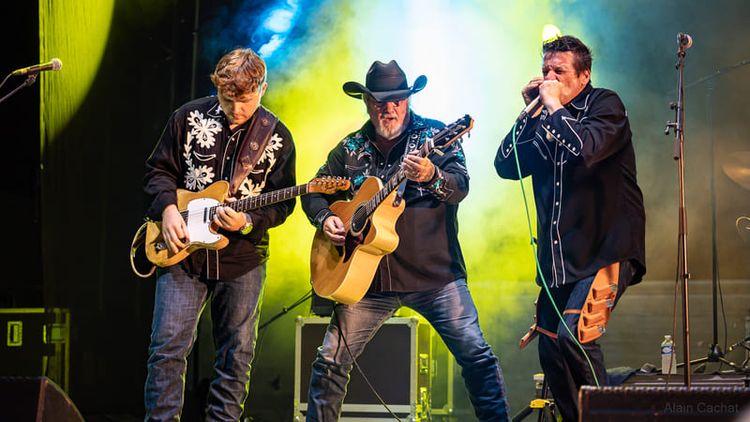 Les Bootleggers, groupe de rock béarnais, en concert.