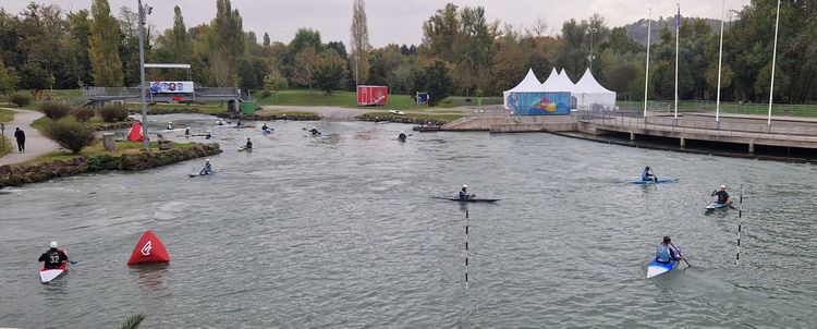 Des kayakistes en pleine entrainement au Stade d'Eaux Vives, à Pau.