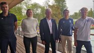 Renaud Doby, l'un des entraîneurs de l'équipe de France de canoë-kayak, Peggy Dickens, du Pau canoë-kayak club universitaire et Claude Ferrato, vice-président de la communauté d'agglomération Pau Béarn Pyrénées en charge des sports, aux côtés d'Angèle Hud et d'Anatole Delassus, deux athlètes français multimédaillés.