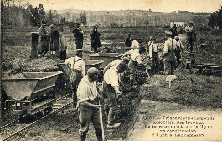 Une vieille carte postale représentant des prisonniers allemands en train de construire la ligne Auch-Lannemezan