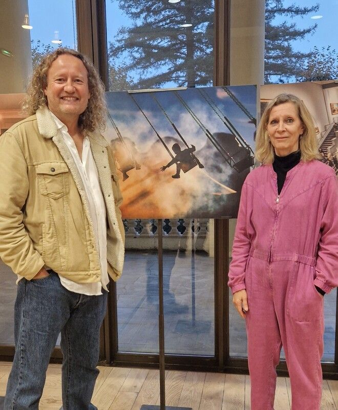 Le photographe David Le Deodic et l'autrice Frédérique Hardy devant quelqu'uns des clichés de leur livre PAU, publié aux éditions Cairn.