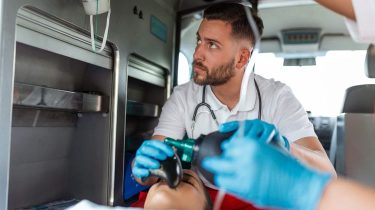 Un ambulancier en action. Crédit photo : Freepik