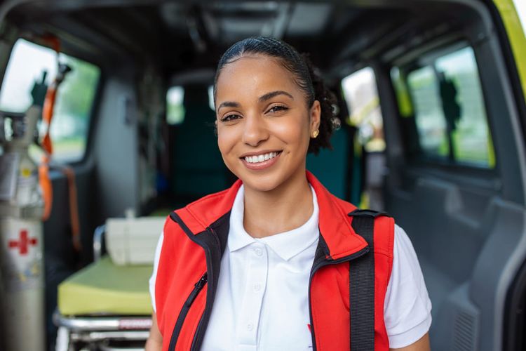 Une ambulancière. Crédit photo : Freepik