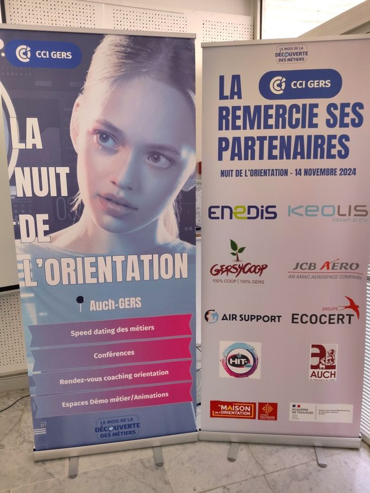 Le panneau de présentation de la Nuit de l'Orientation à Auch avec l'affiche et les partenaires de la CCI