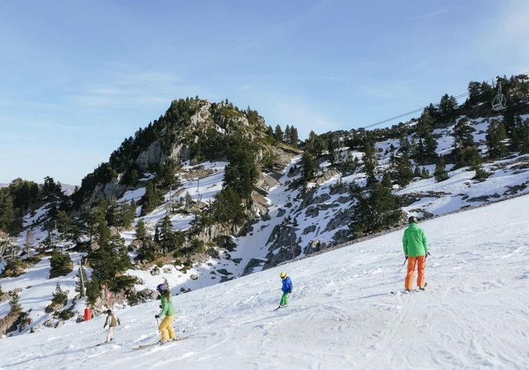 Des skieurs sur les pistes de la station de la Pierre Saint-Martin, membre du réseau N'PY. Crédit photo : La Pierre Saint-Martin.