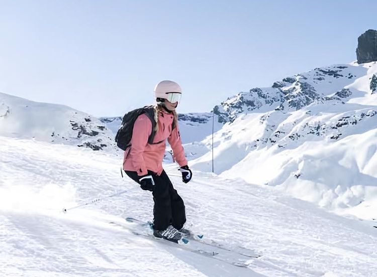 Une skieuse à Piau, membre du réseau N'PY. Crédit photo : Piau.