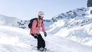 Une skieuse à Piau, membre du réseau N'PY. Crédit photo : Piau.