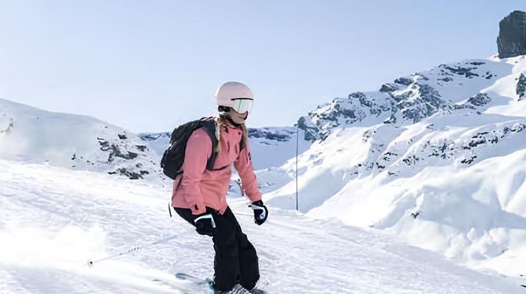 Une skieuse à Piau, membre du réseau N'PY. Crédit photo : Piau.