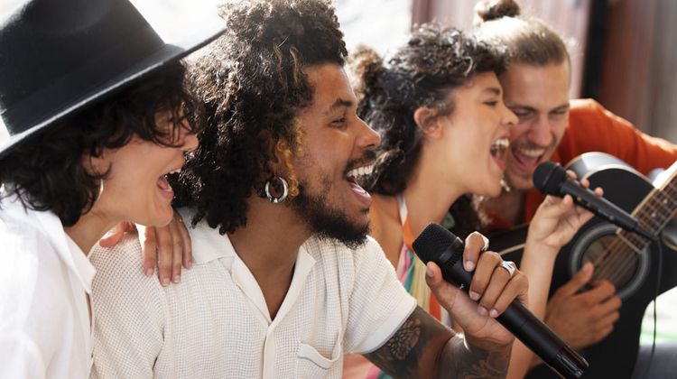 Des jeunes formant un groupe de music.