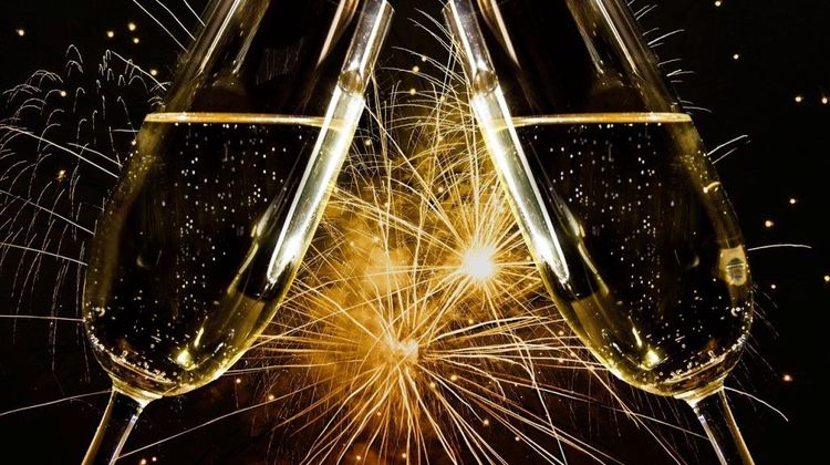 Deux flûtes de champagne avec feu d'artifice doré à l'arrière